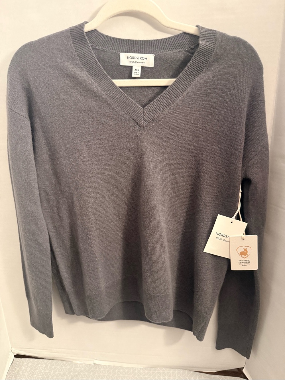 Nordstrom Women's V-Neck Cashmere Sweater - Gray